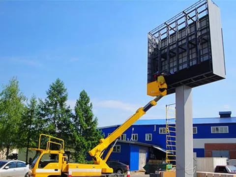 Аренда автовышки для монтажа рекламных конструкций: особенности и нюансы